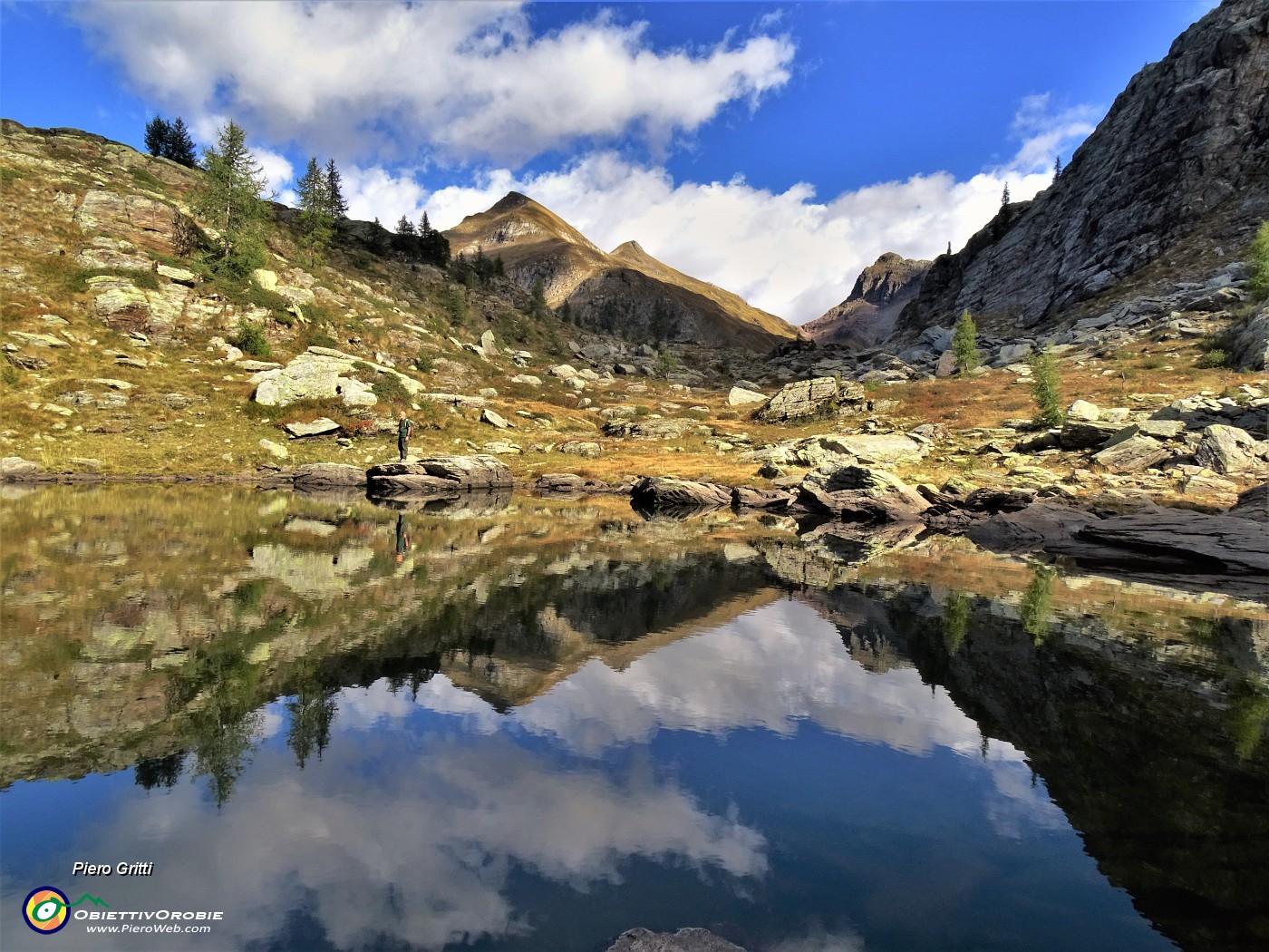 49 Nel Lago della paura si specchia anche il lontano Monte Corte.JPG